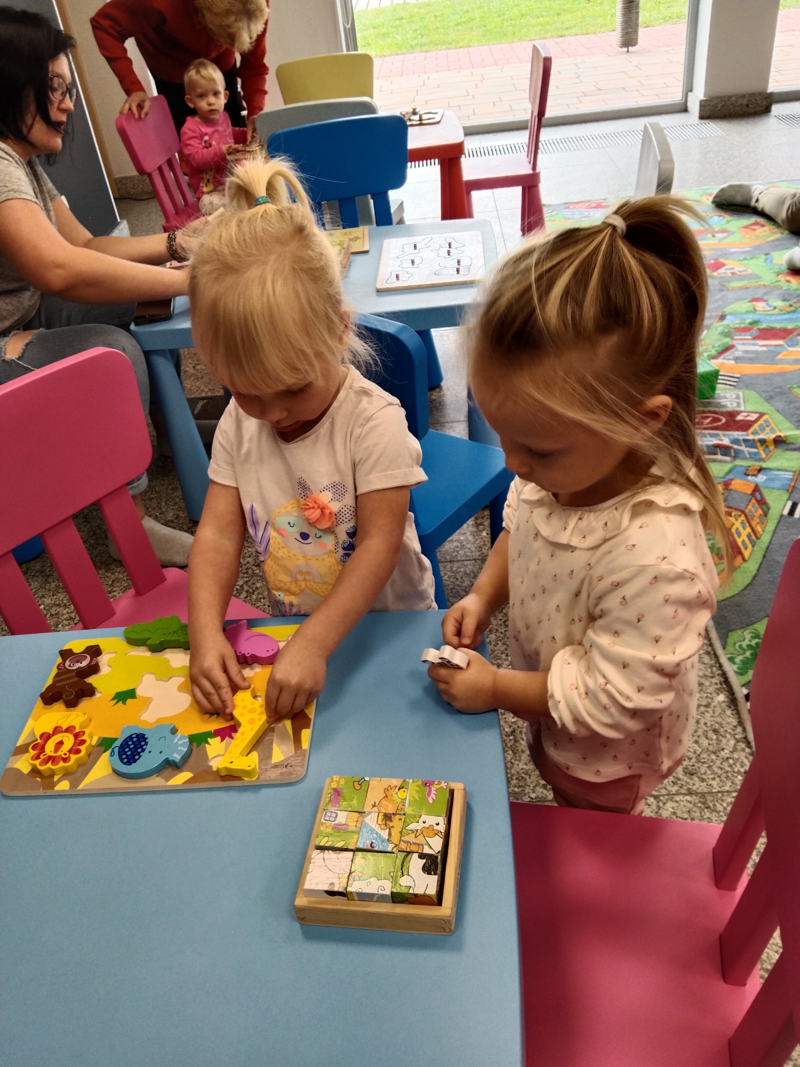 Maluch w bibliotece poznaje wiewiórkę