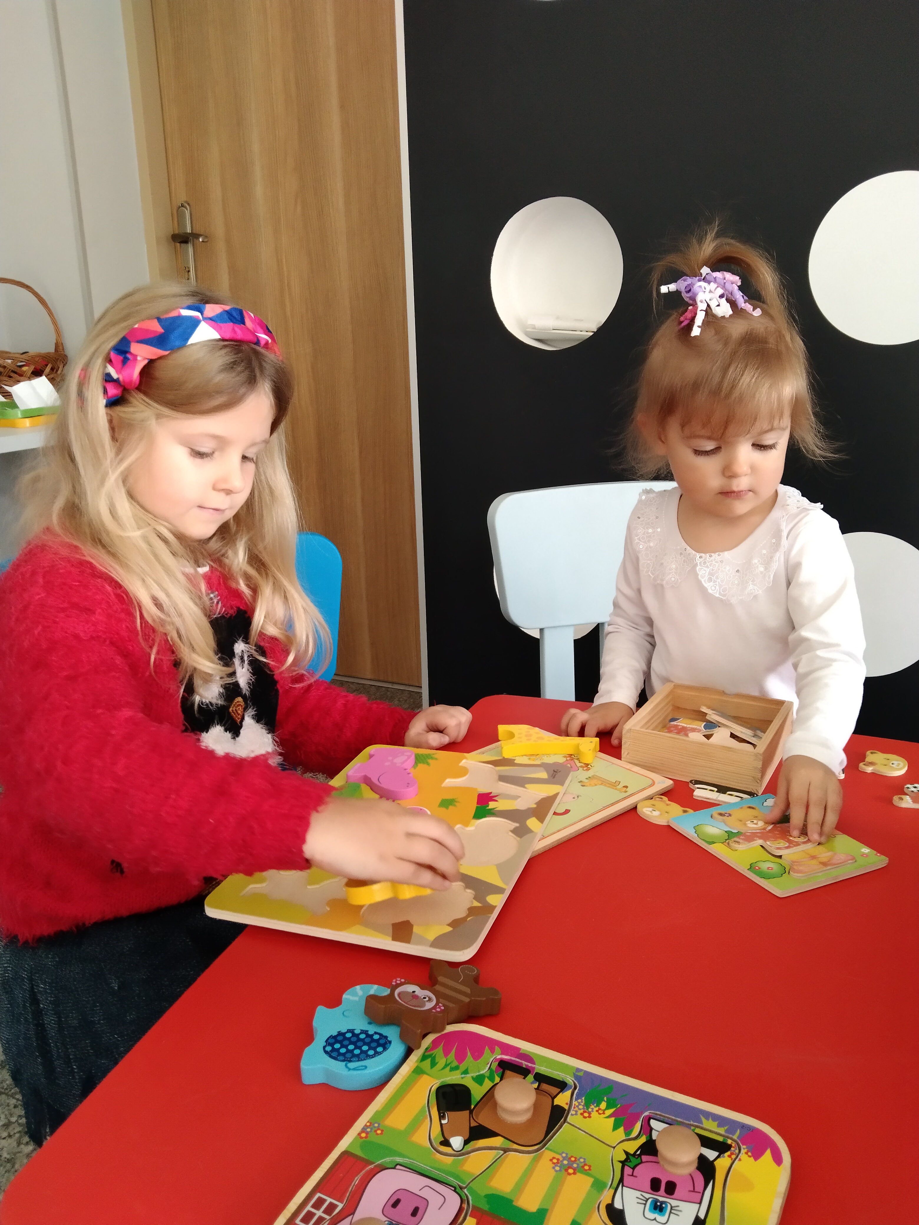 Maluch w bibliotece i Myszka Miki i Minni poznają kolory