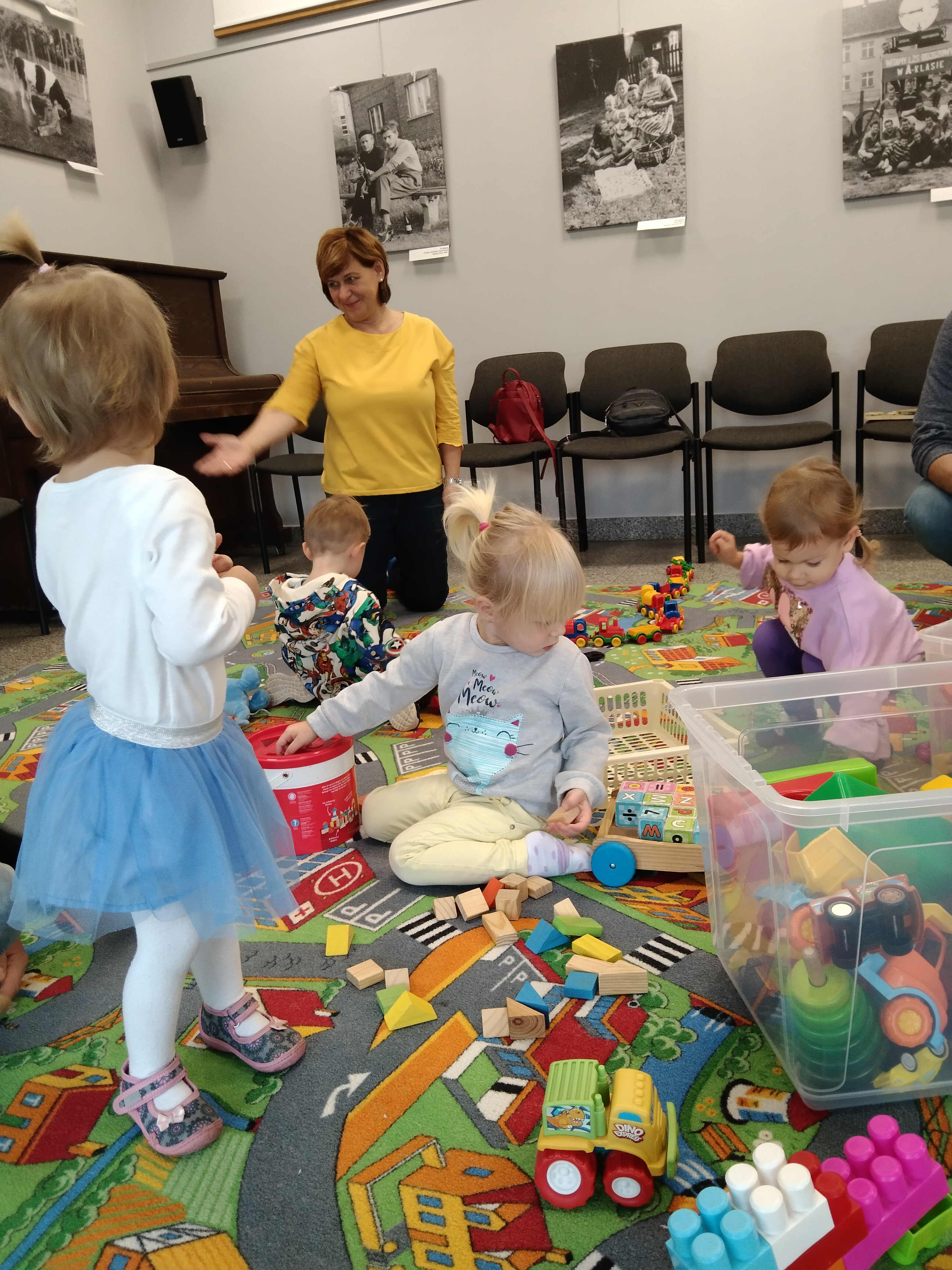 Maluch w bibliotece i pluszowy miś