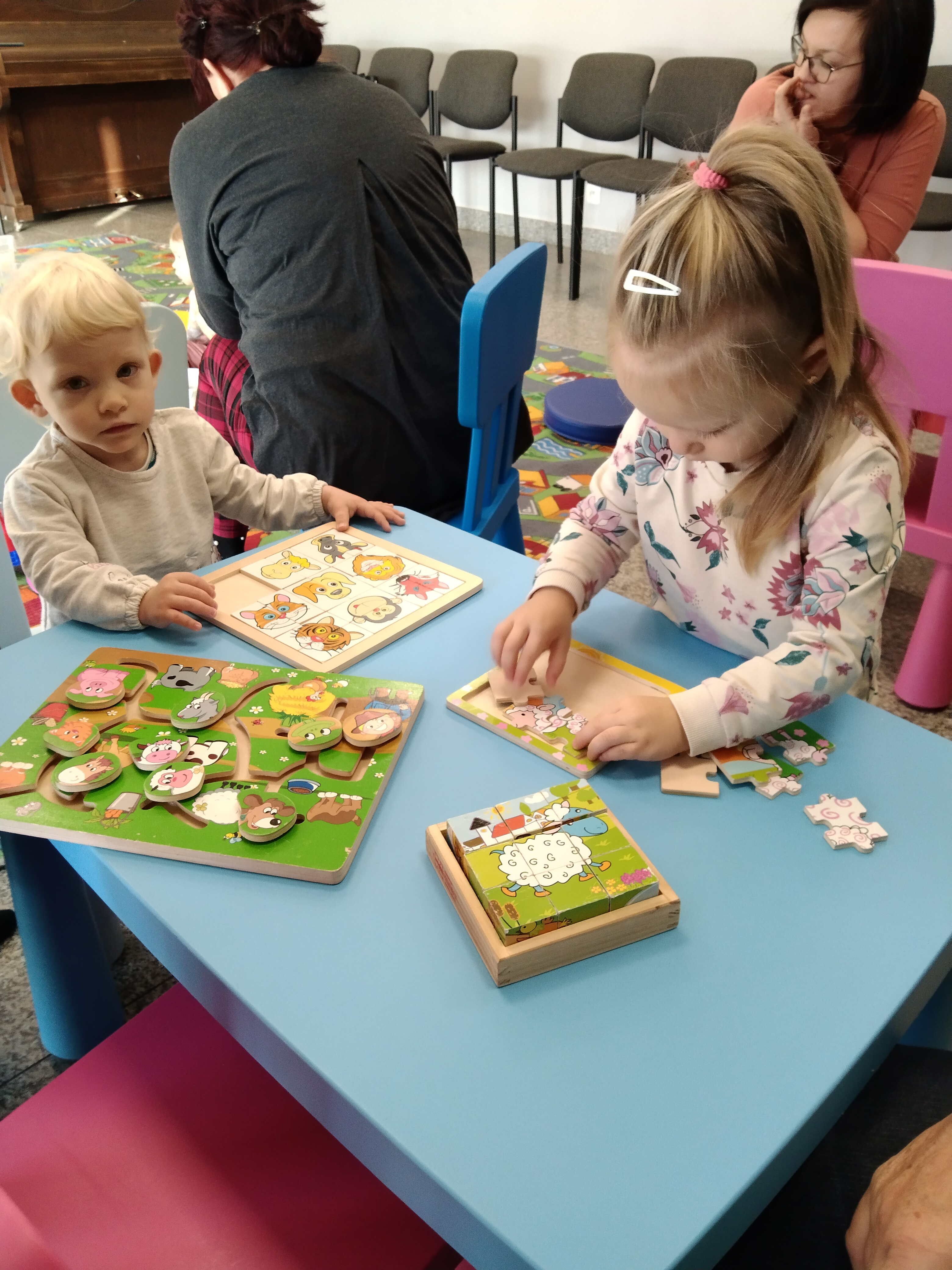 Maluch w bibliotece i renifer