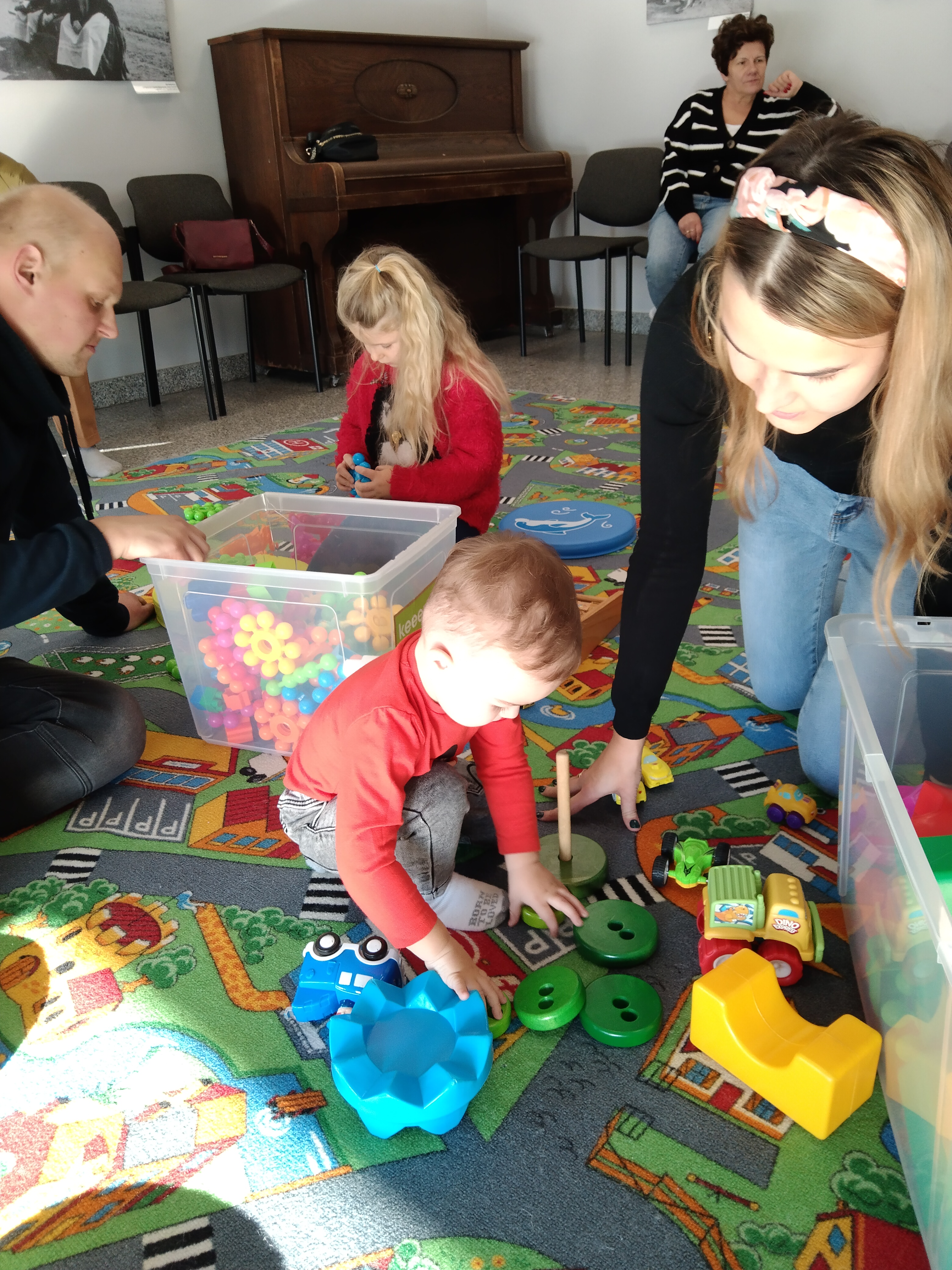 Maluch w bibliotece i renifery