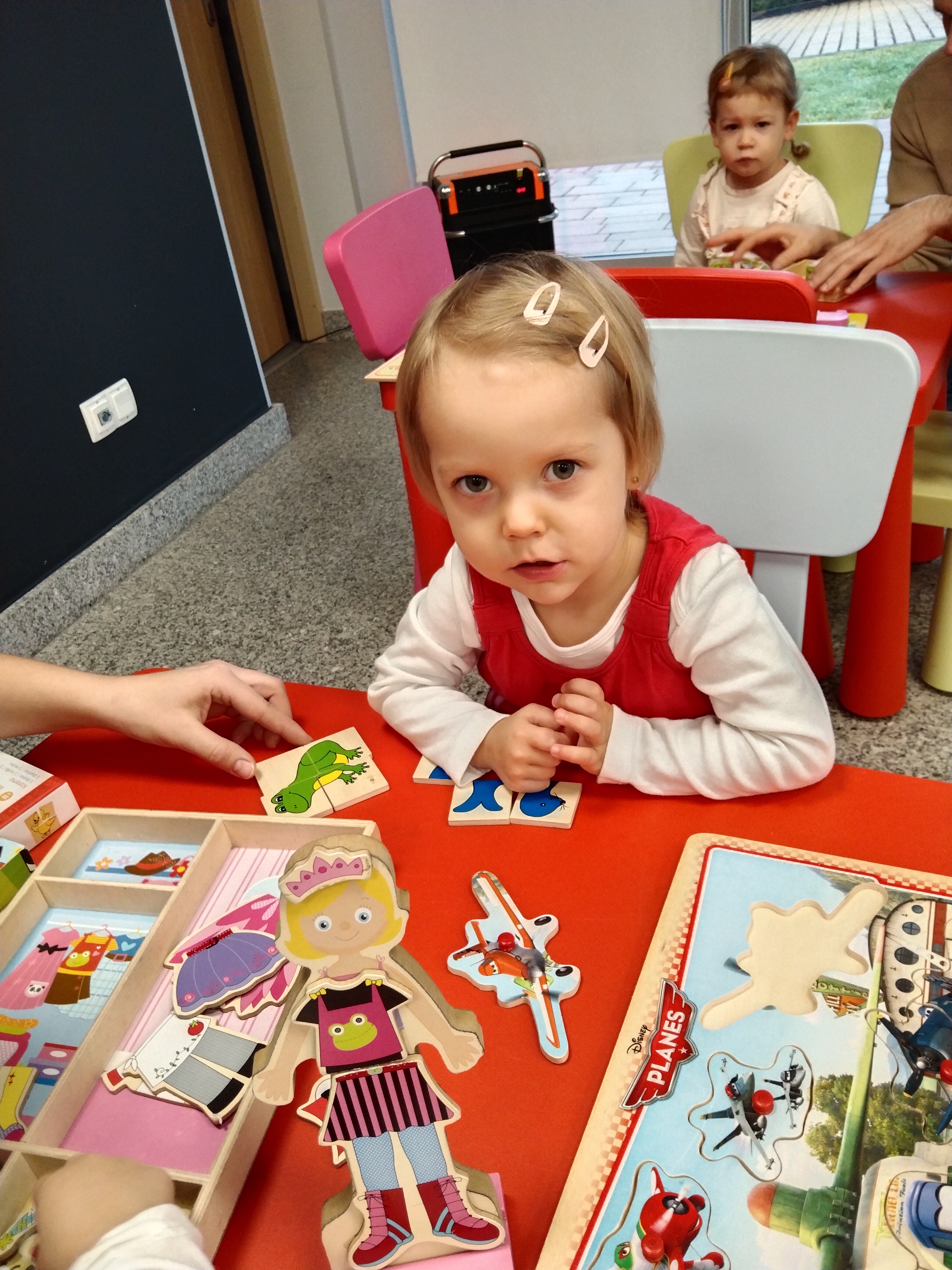 Maluch w bibliotece i choinka