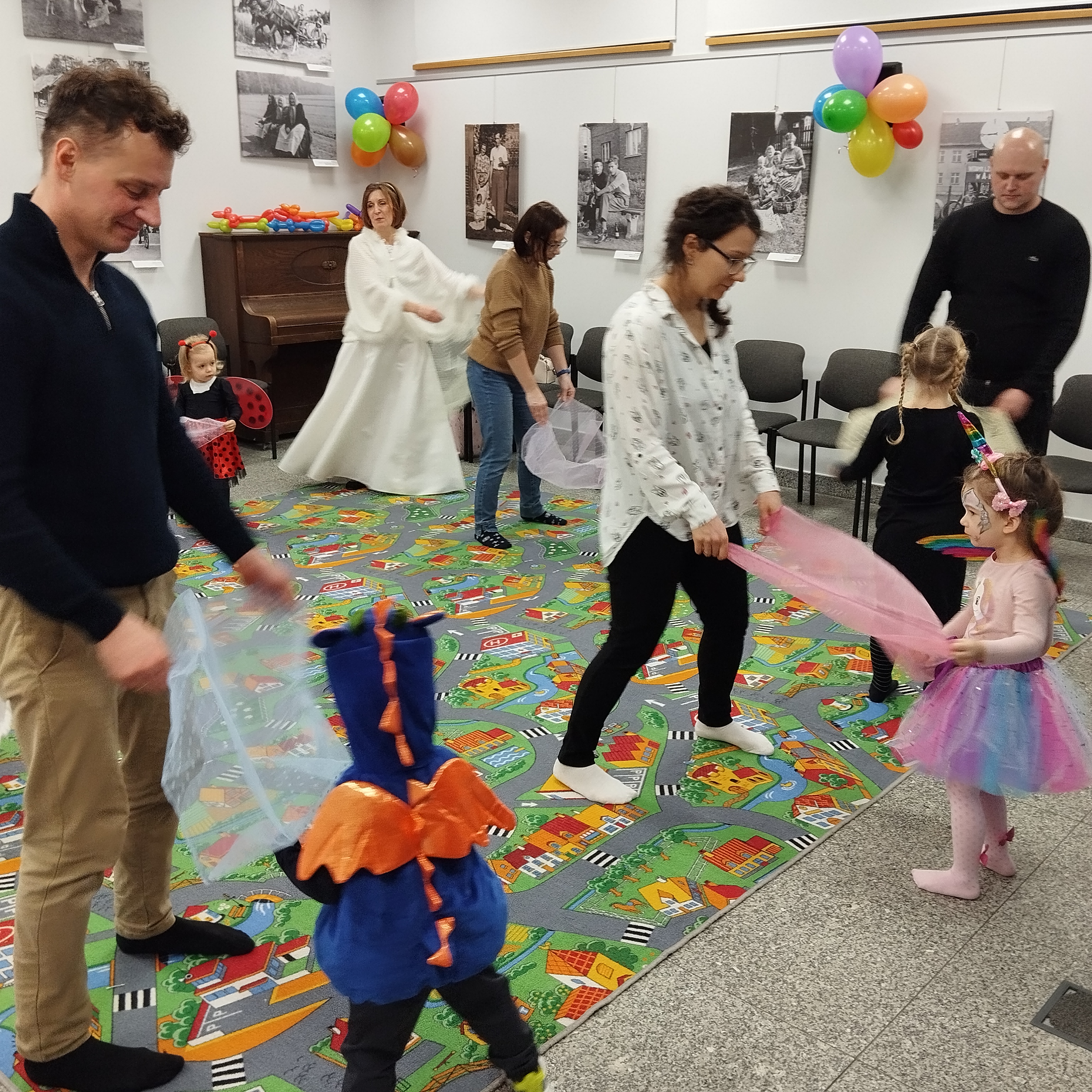 Maluch w bibliotece i bal przebierańców