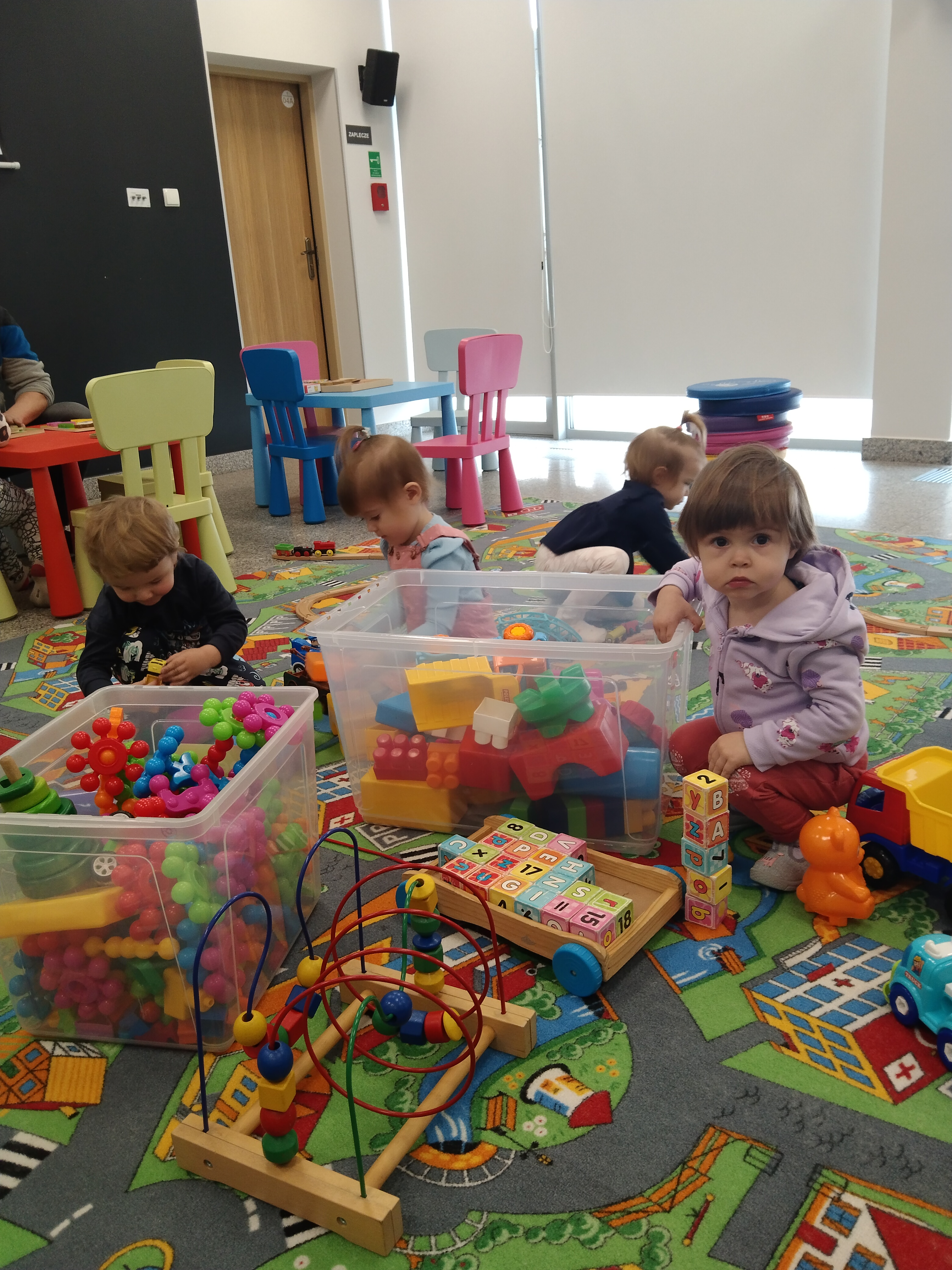 Maluch w bibliotece i bałwanek