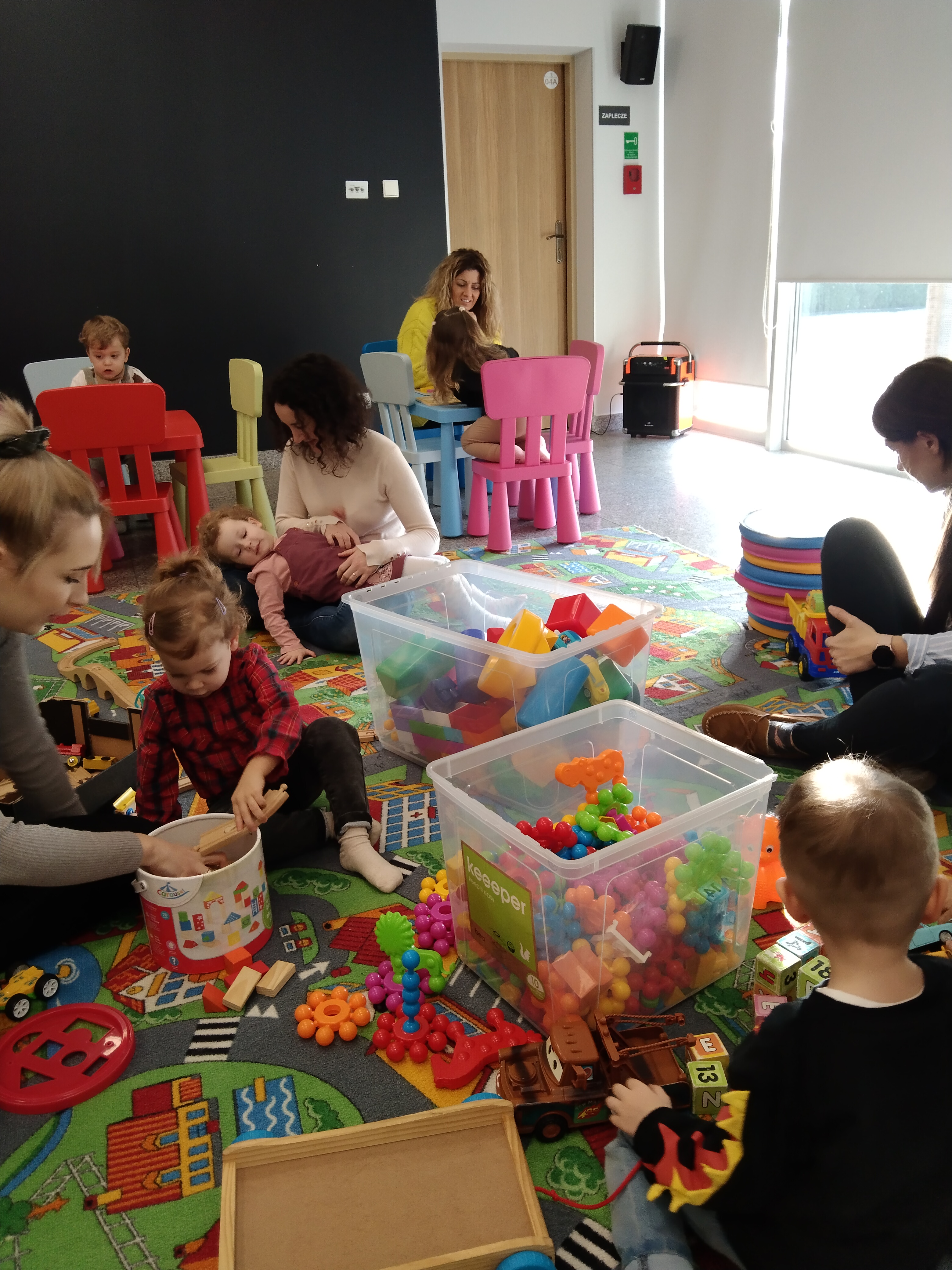 Maluch w bibliotece i niedźwiedź polarny