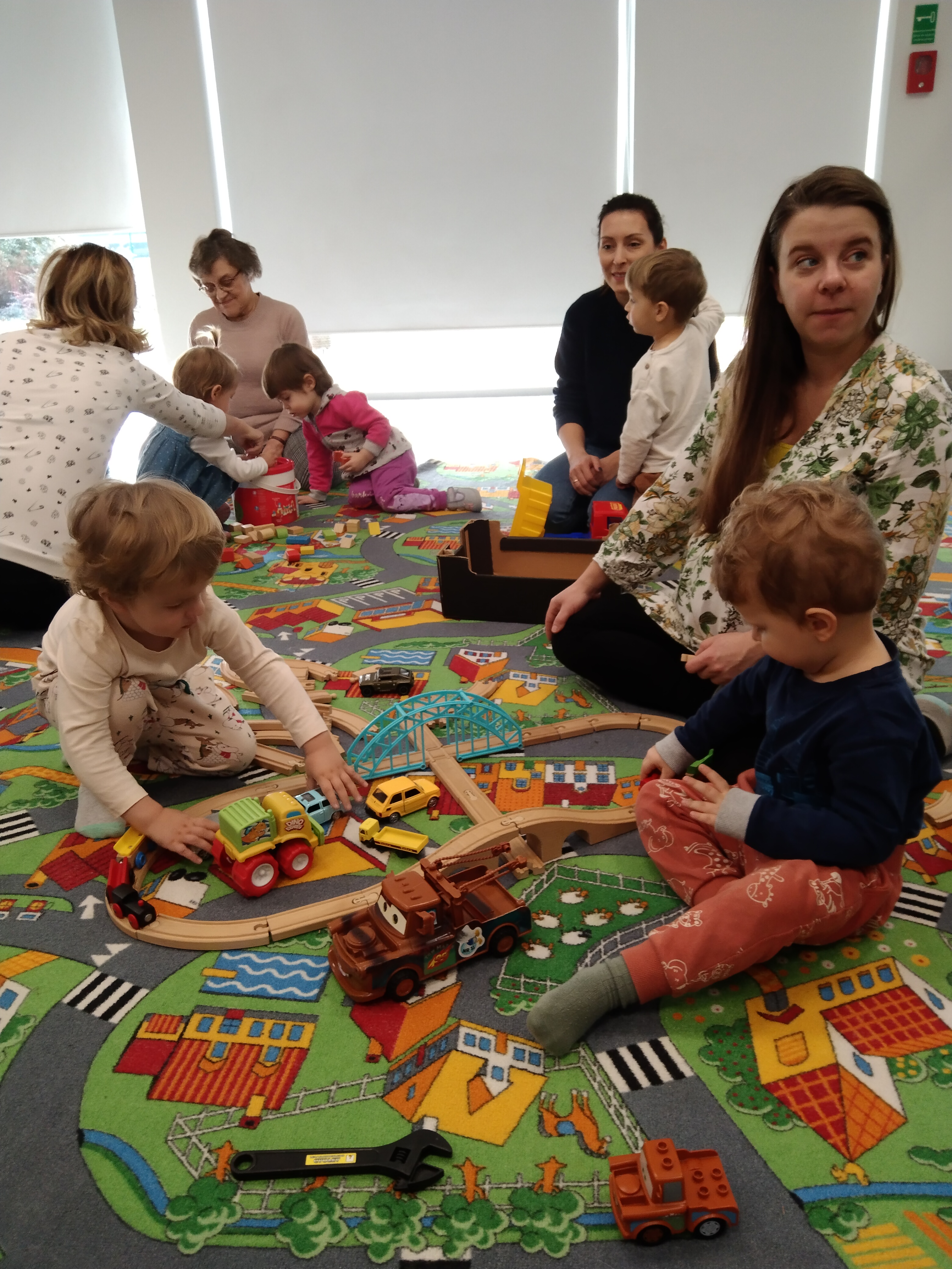 Maluch w bibliotece i miś polarny