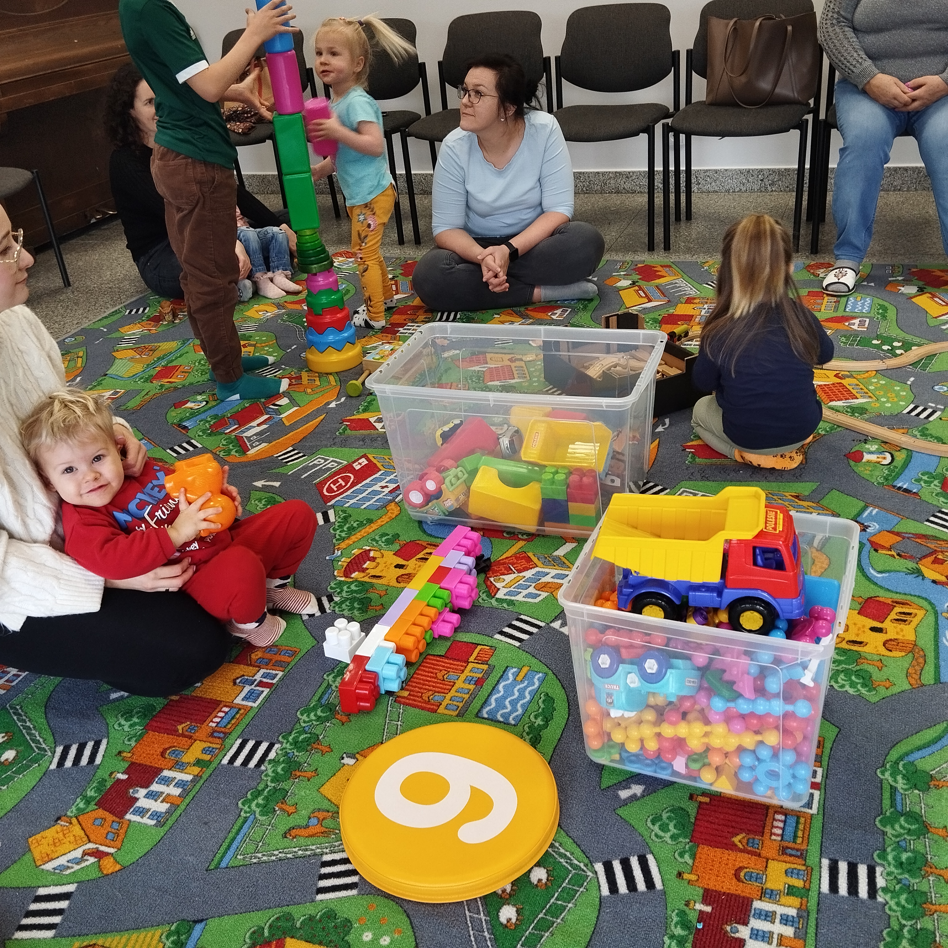 Maluch w bibliotece i gil