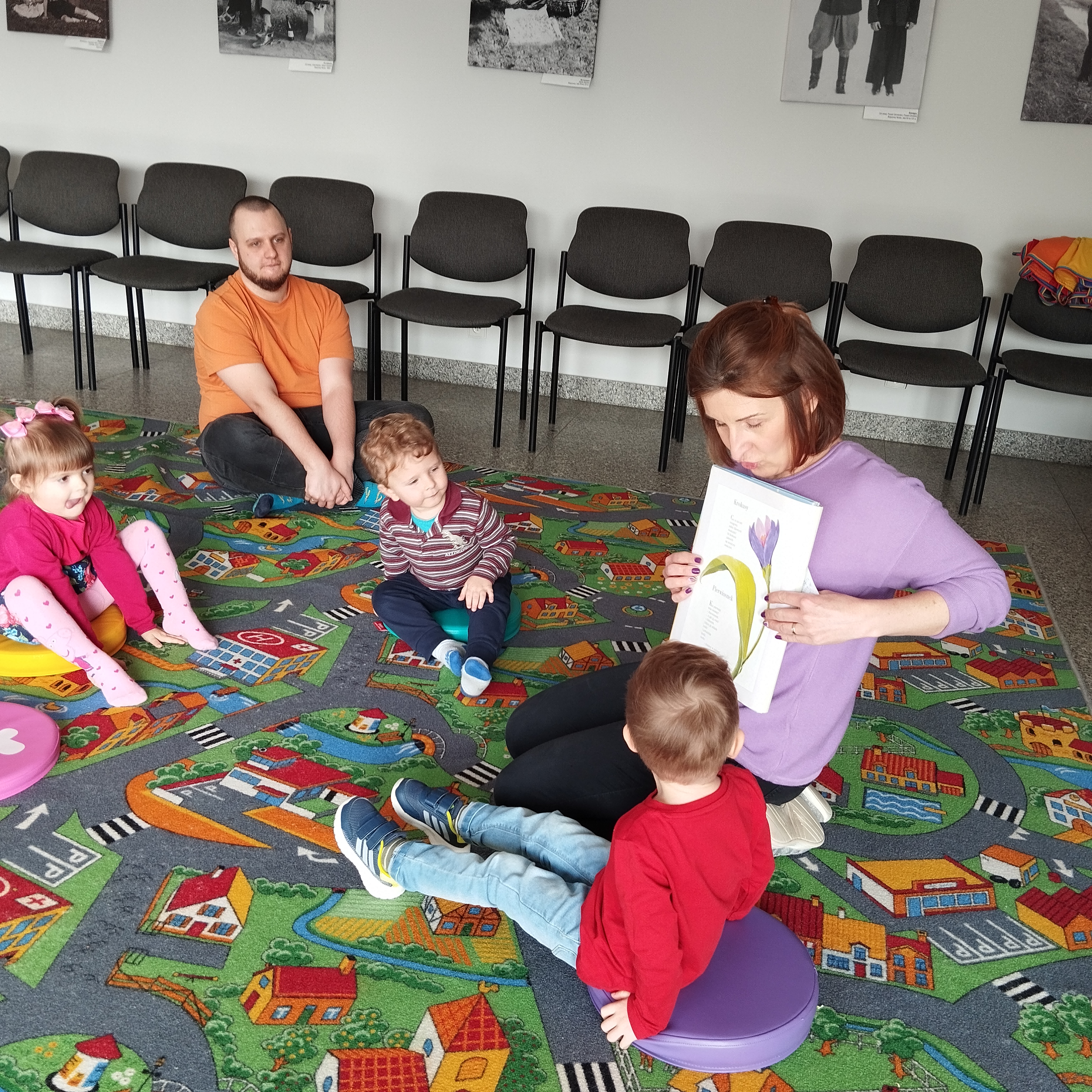 Maluch w bibliotece i krokus 