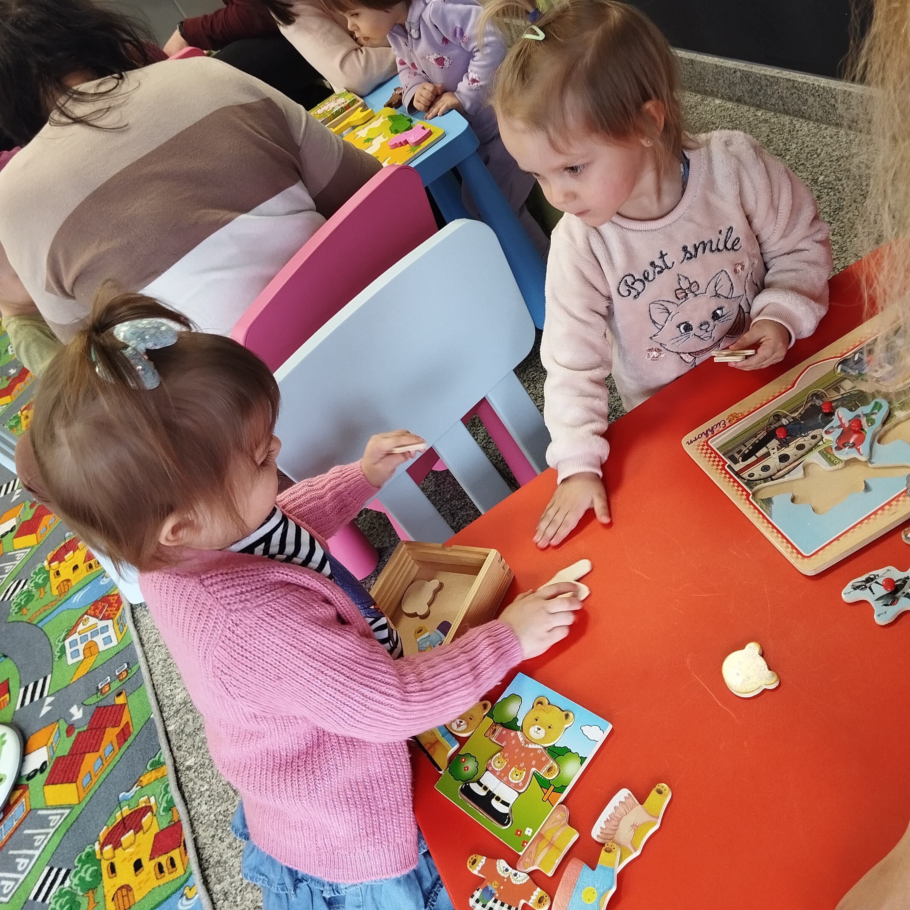 Maluch w bibliotece i baranek