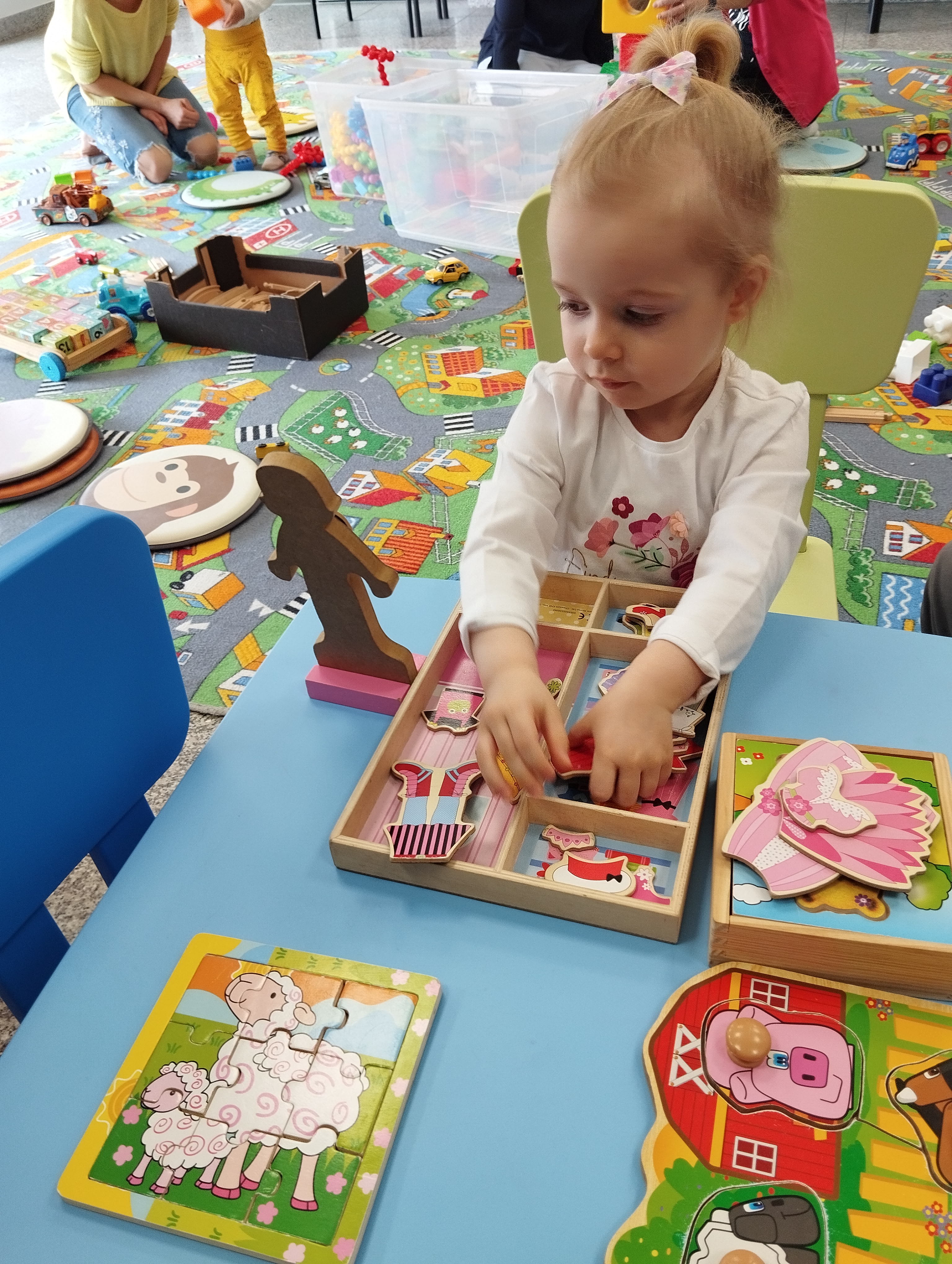 Maluch w bibliotece i bocian