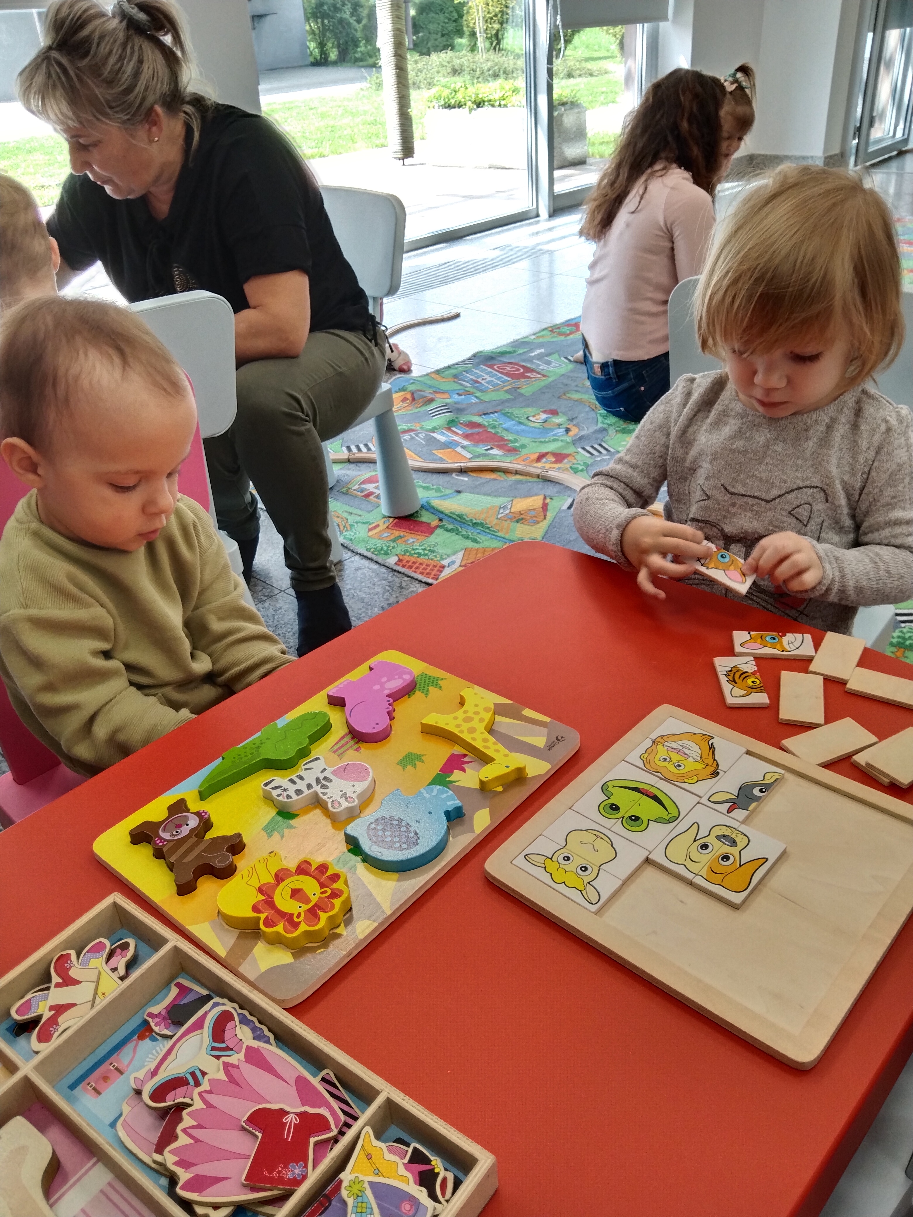 Maluch w bibliotece i motylek