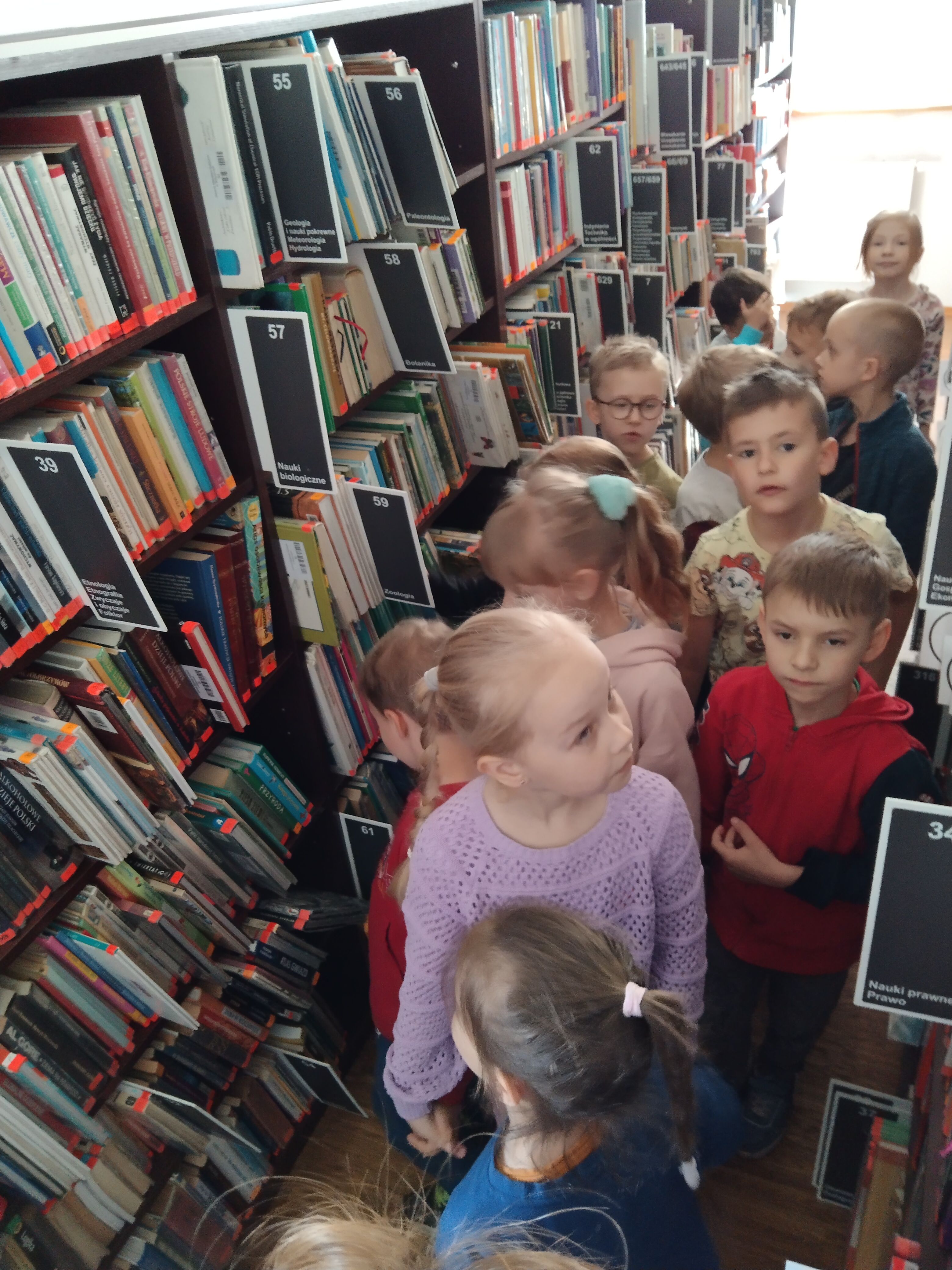 Dzień Książki dla dzieci – zerówkowicze odwiedzają bibliotekę