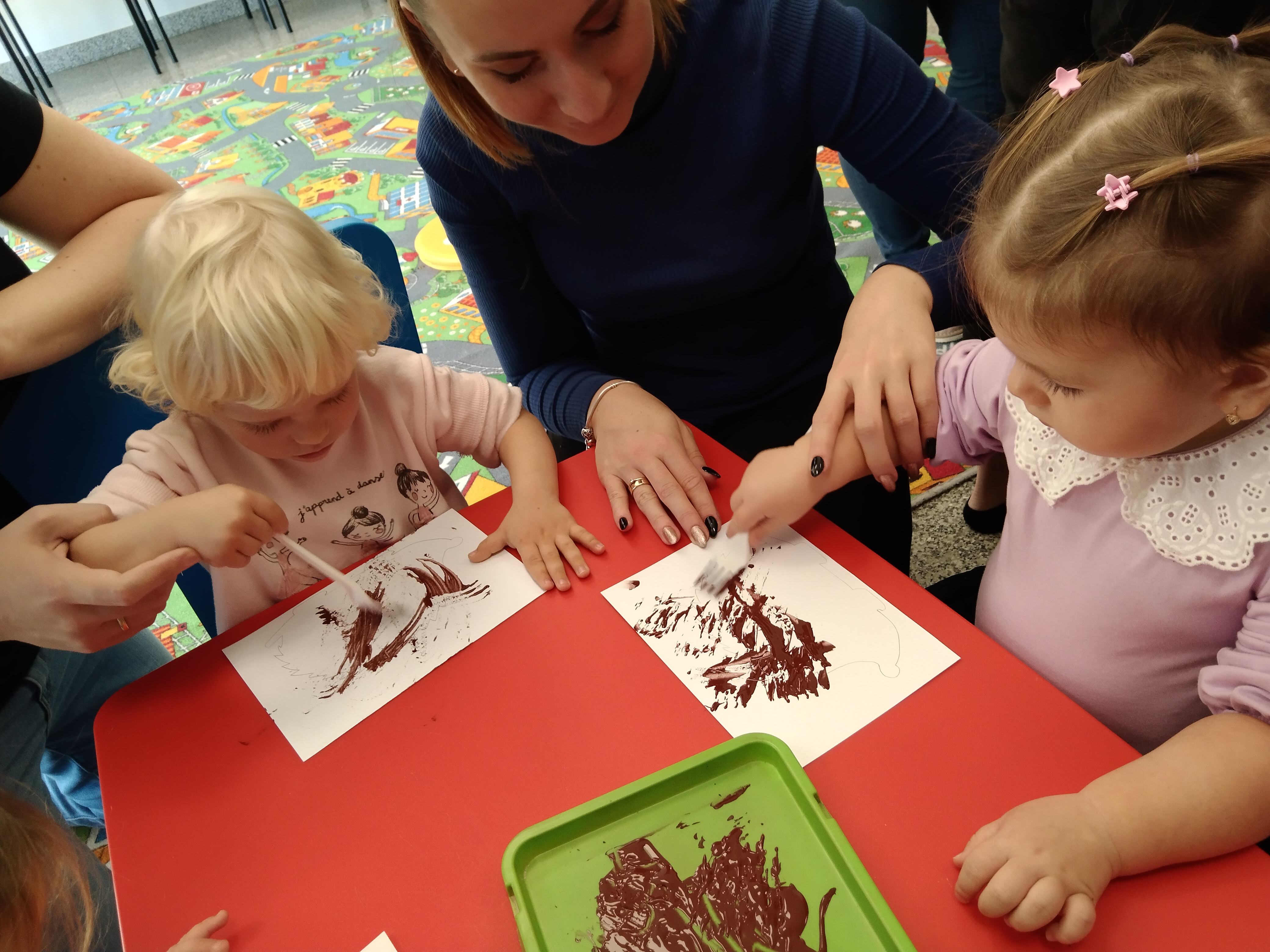 Maluch w bibliotece i jeż