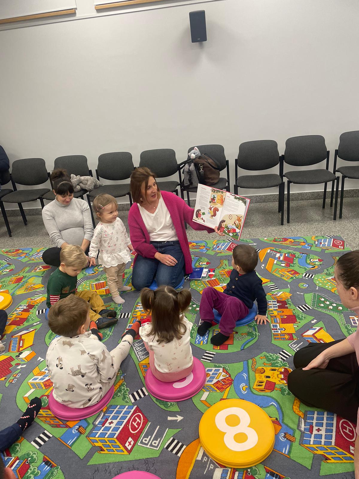 Maluch w bibliotece i kartki świąteczne