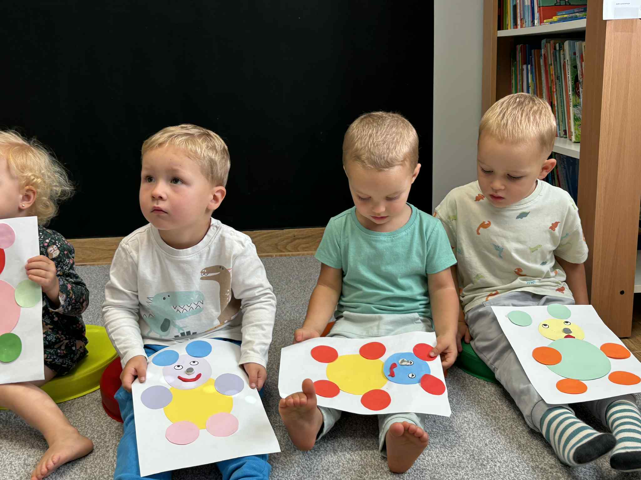 Maluch w bibliotece i miś