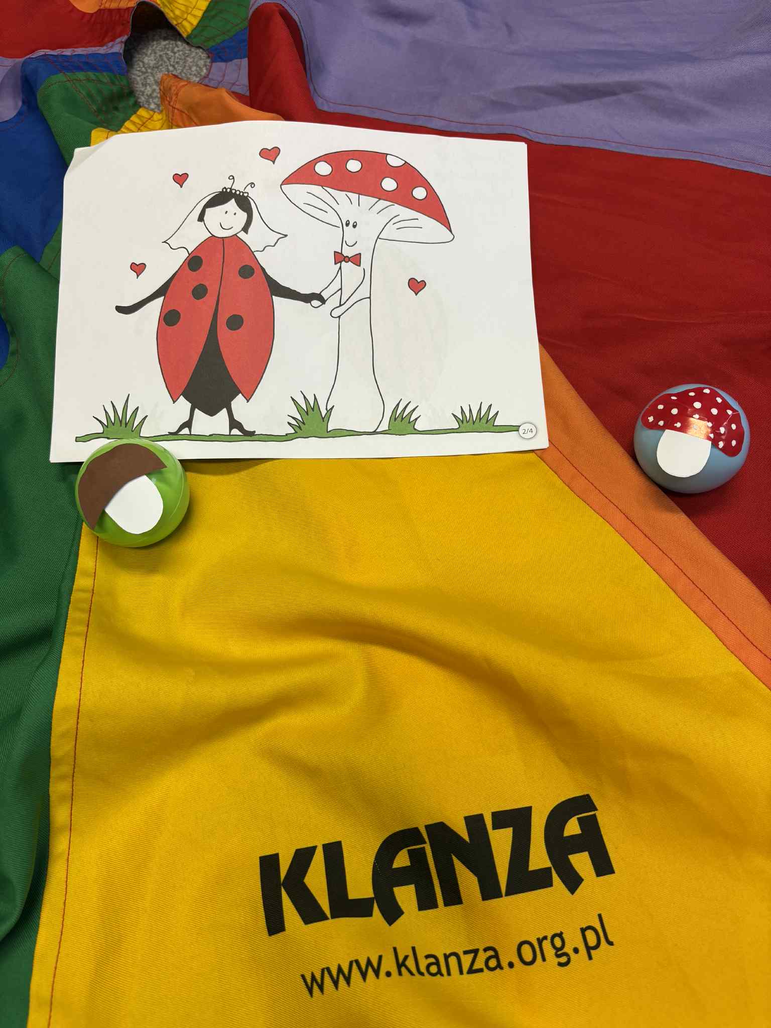 Maluch w bibliotece i muchomorek