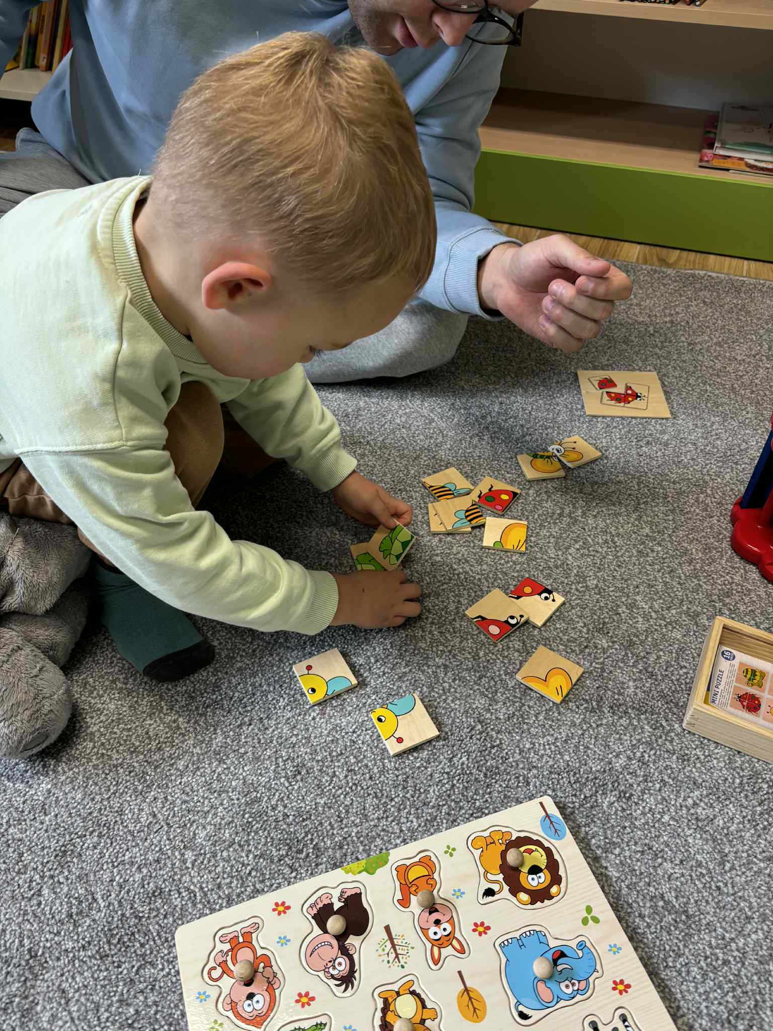 Maluch w bibliotece i kasztany