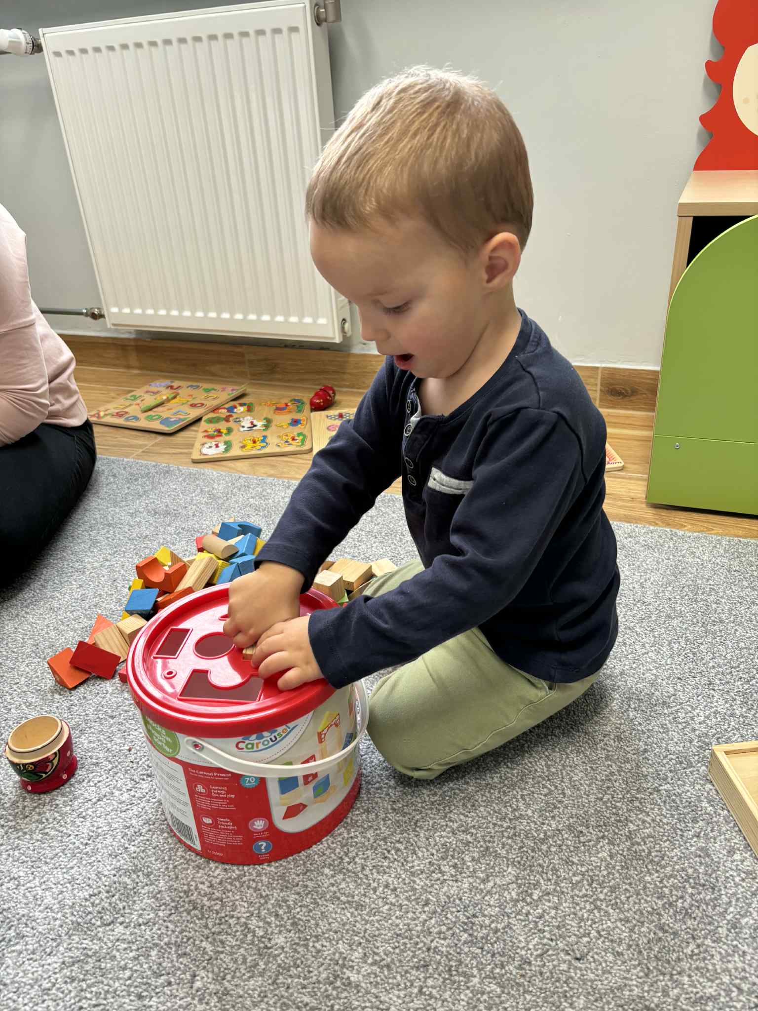 Maluch w bibliotece i liście 🍁🍂🍁🍂🍁