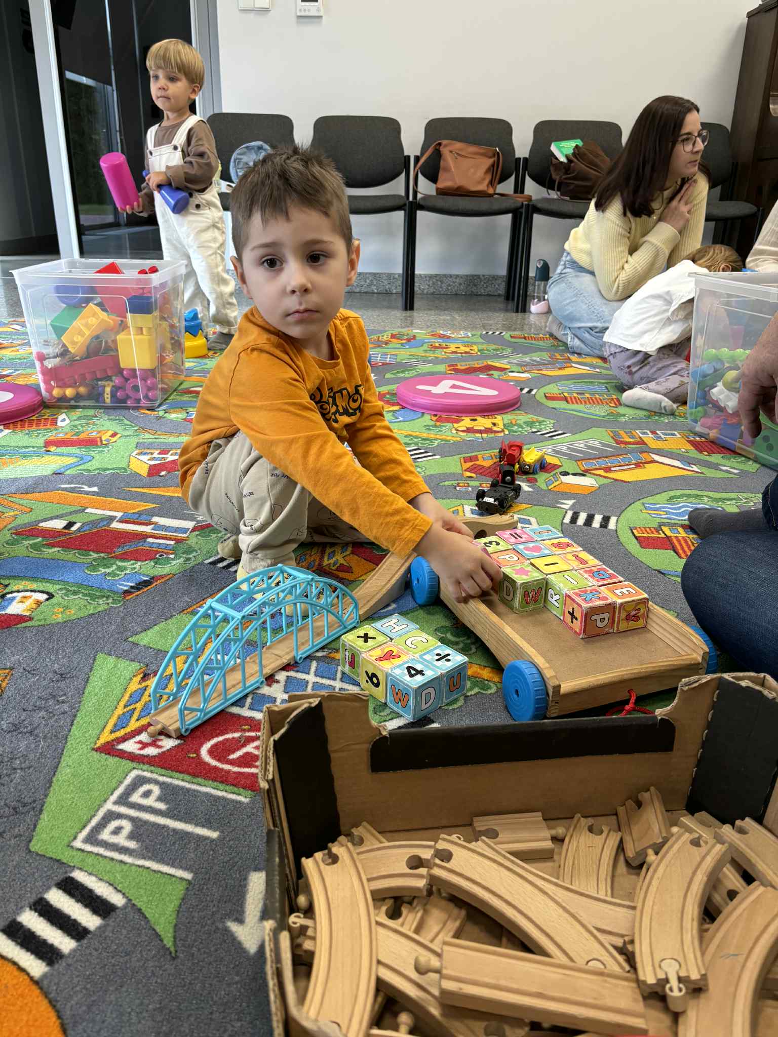 Maluch w bibliotece i liście