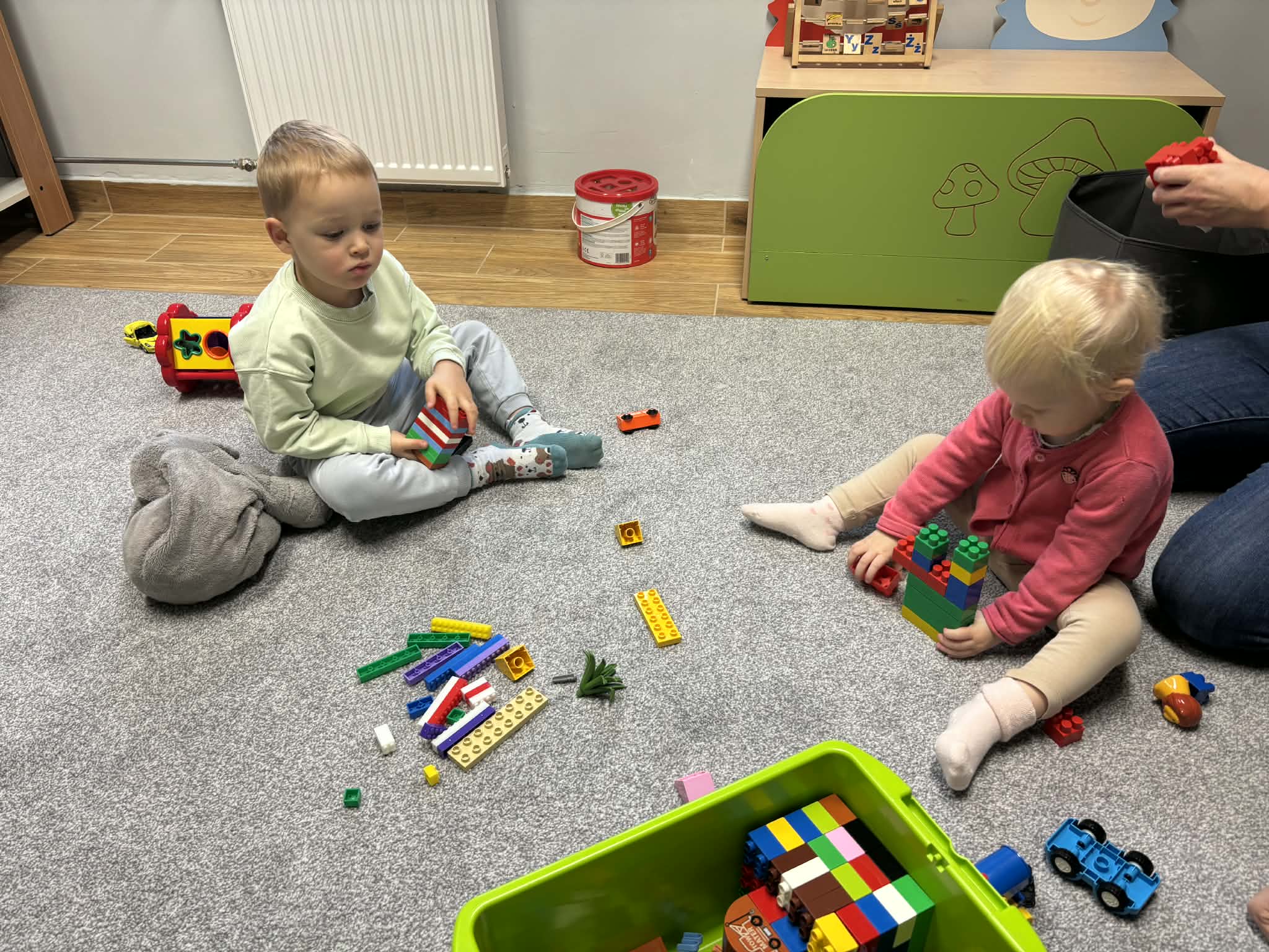 Maluch w bibliotece i kolorowe kredki