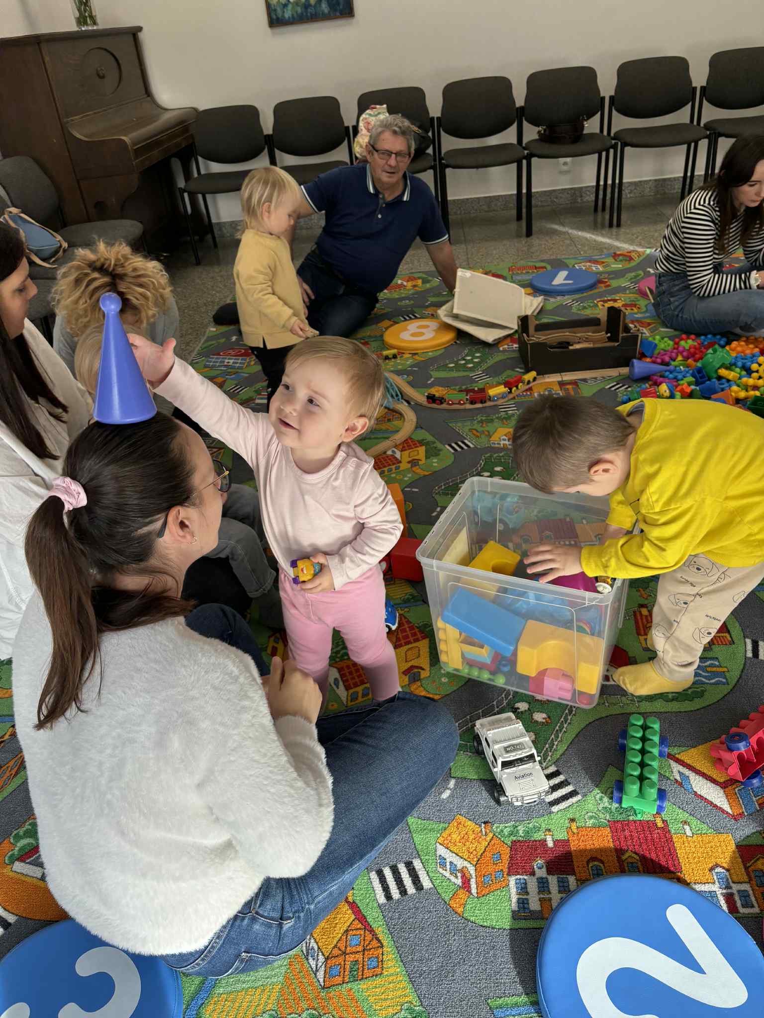 Maluch w bibliotece i wiewiórki