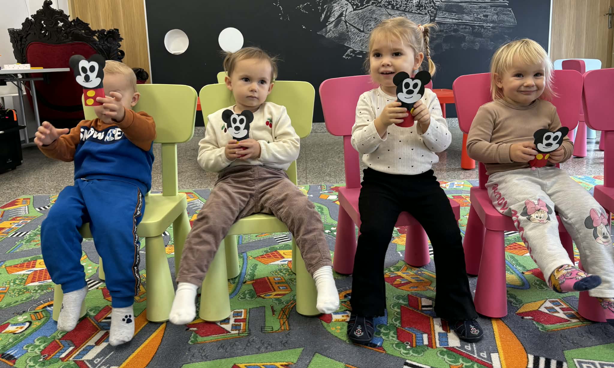 Maluch w bibliotece i Myszka Miki