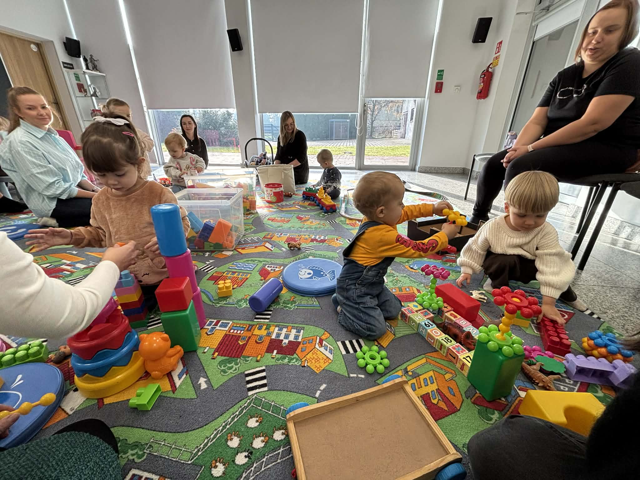 Maluch w bibliotece i Mikołaj