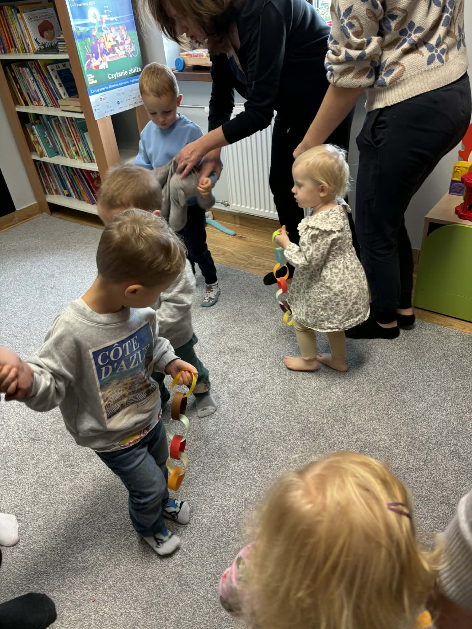 Maluch w bibliotece i choinka