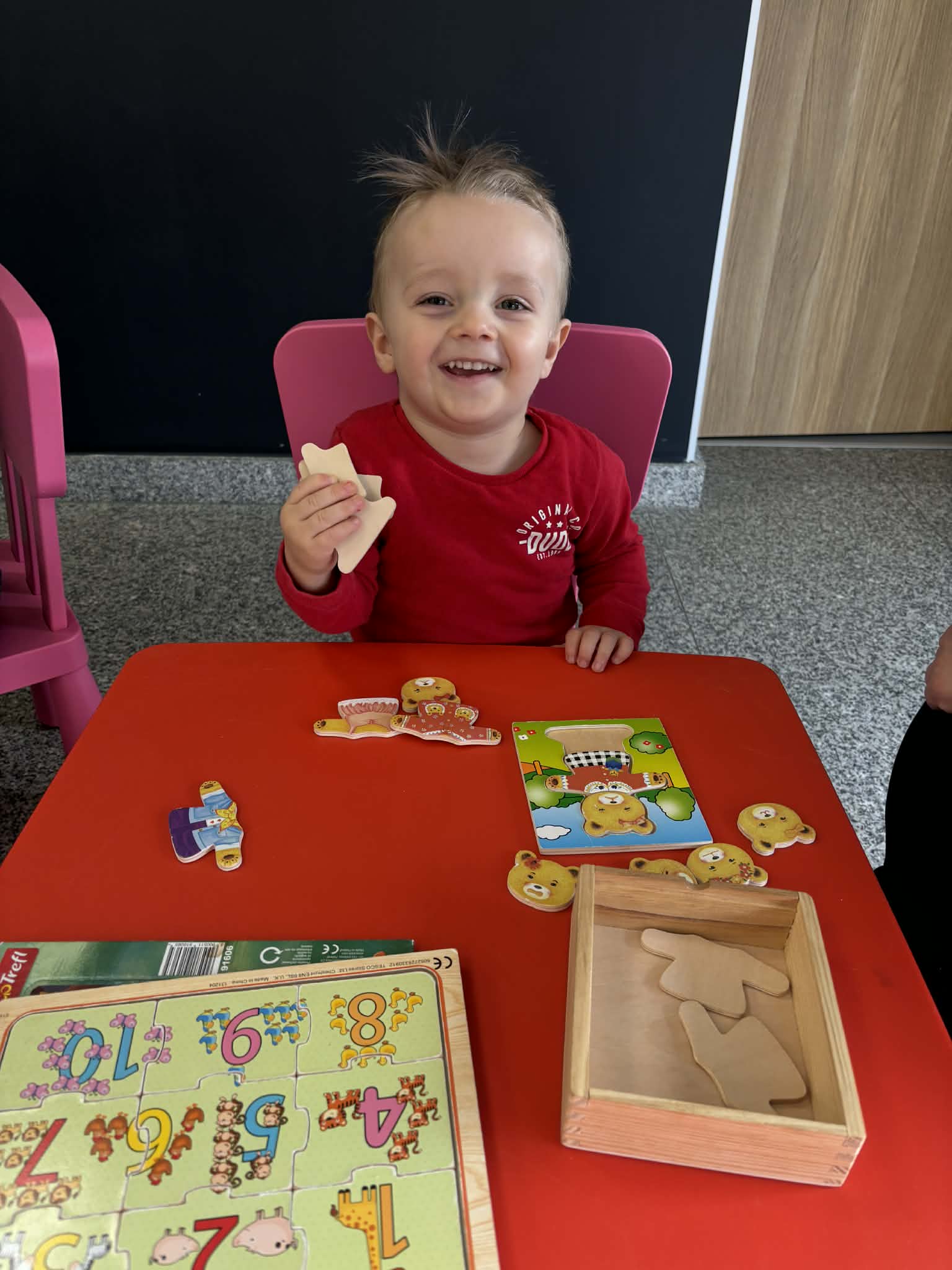 Maluch w bibliotece i pingwinek