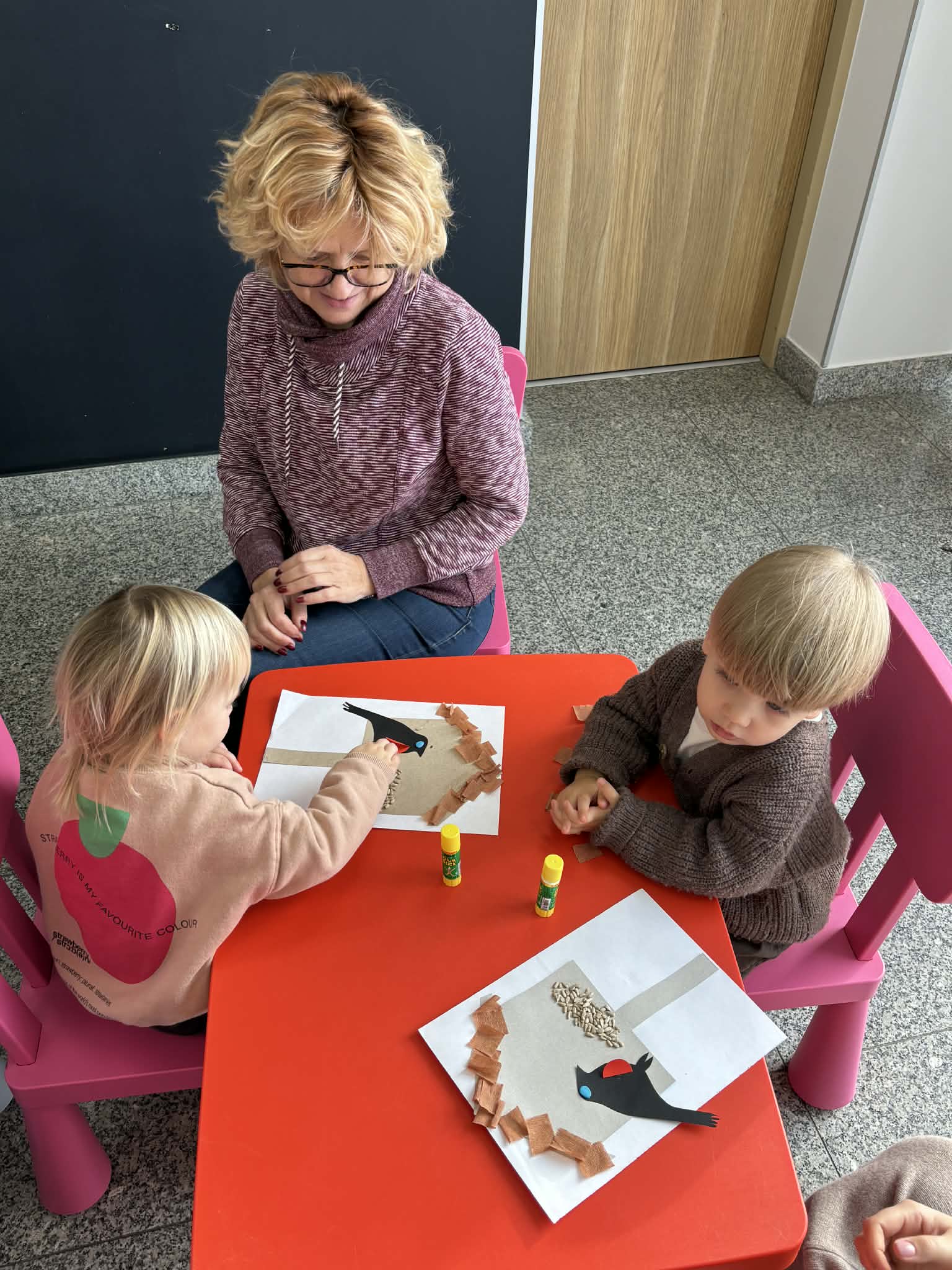 Maluch w bibliotece i ptaszki