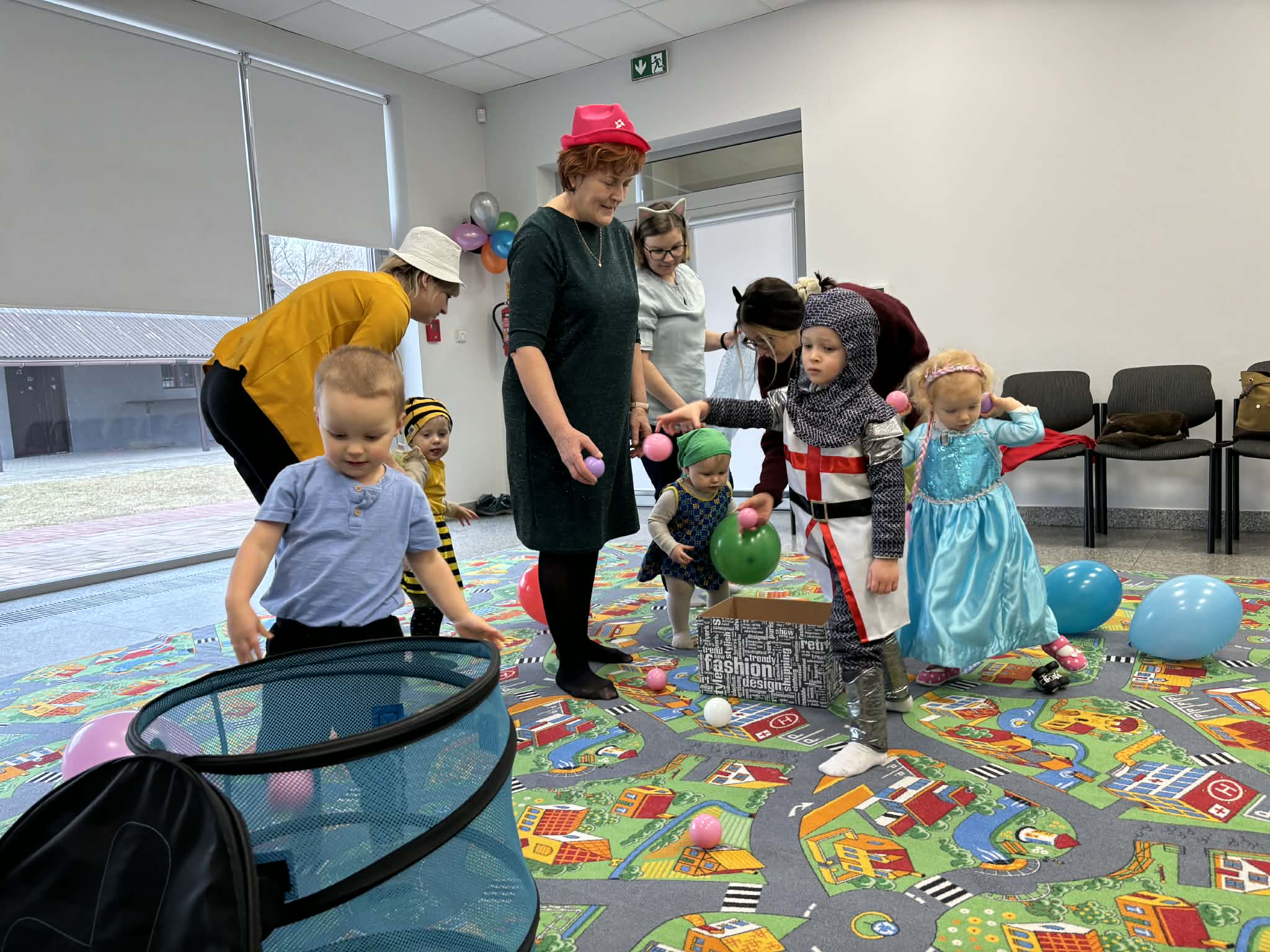 Maluch w bibliotece i bal przebierańców