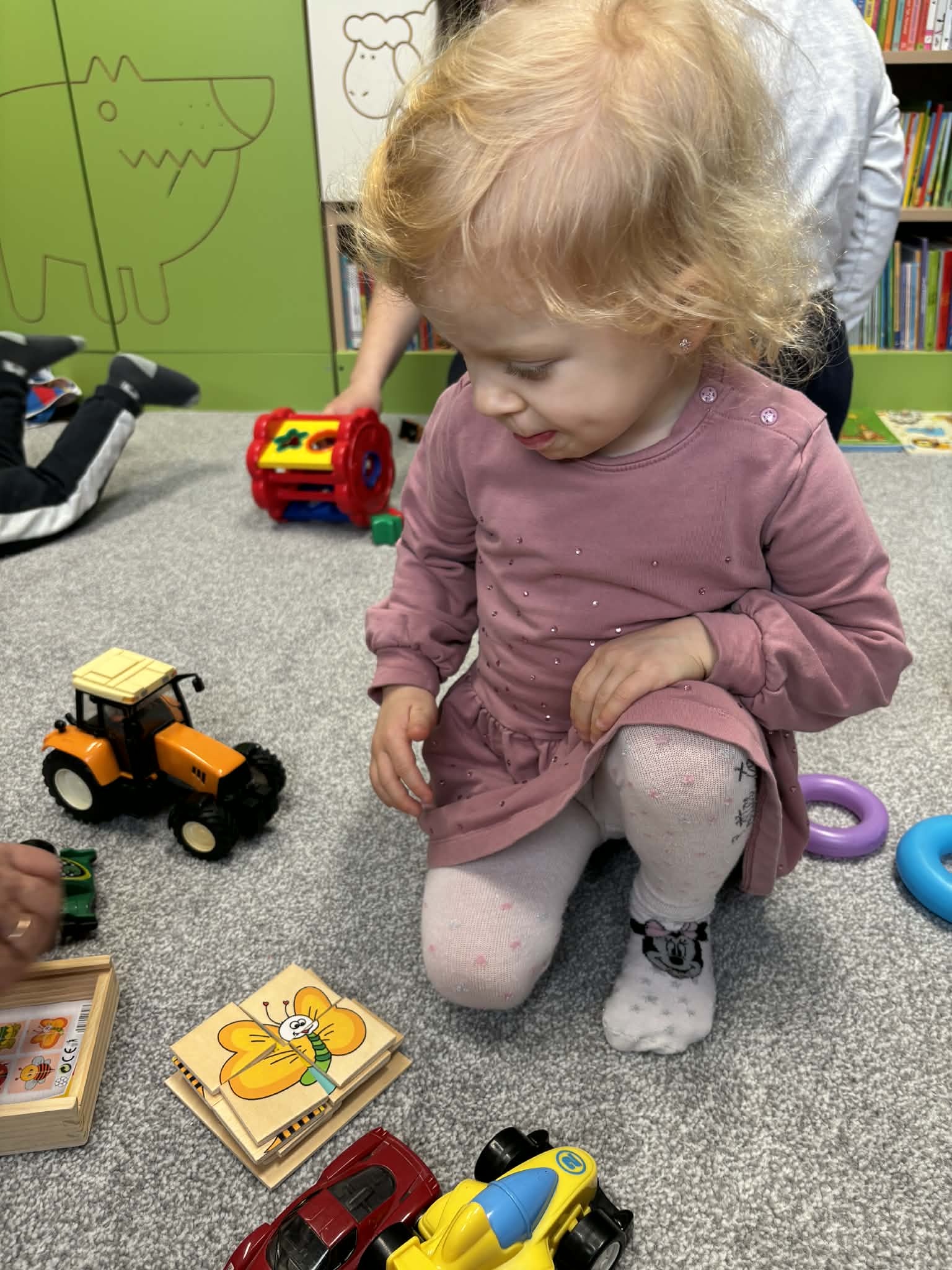 Maluch w bibliotece i traktorek