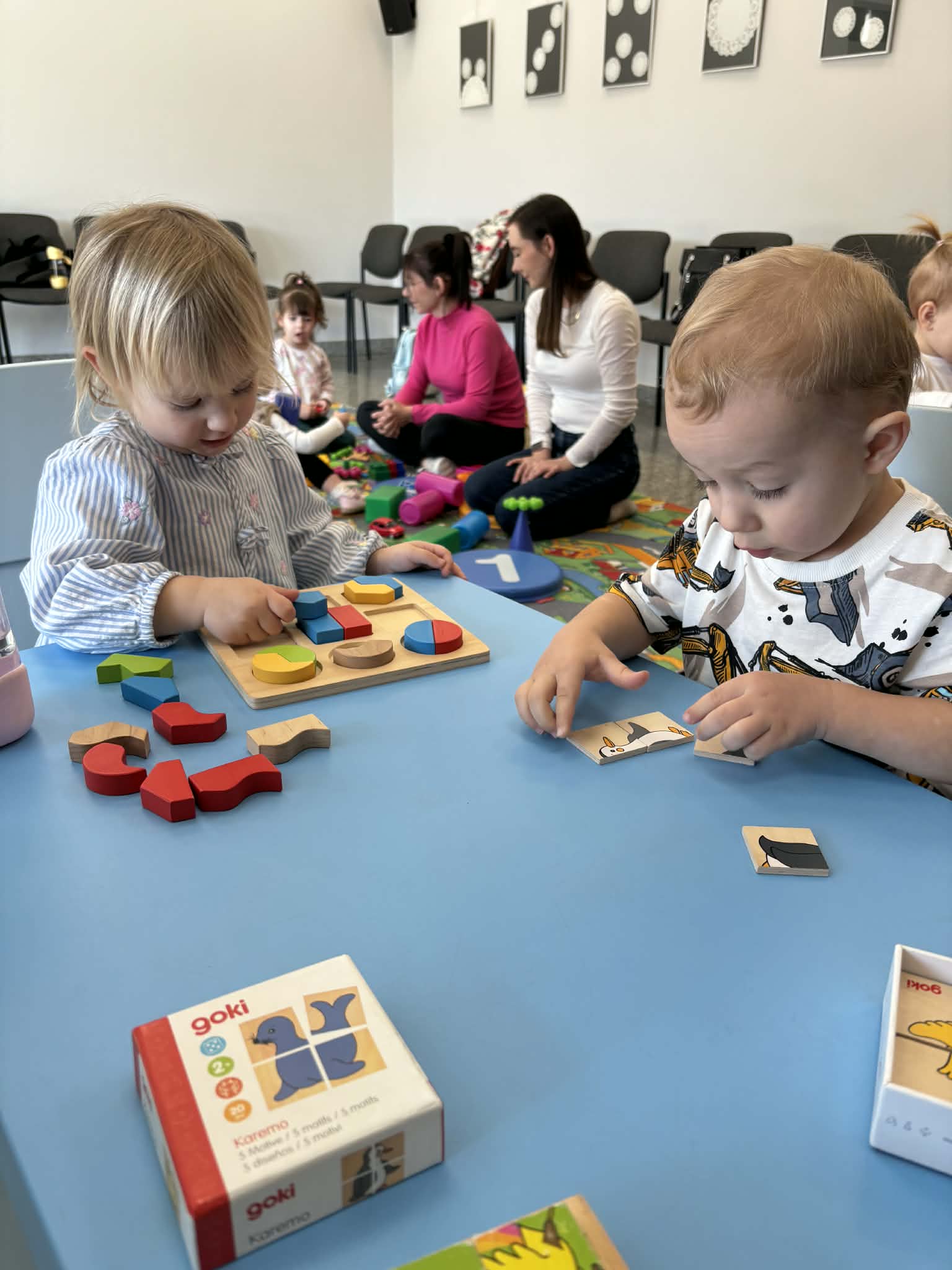 Maluch w bibliotece i kotek