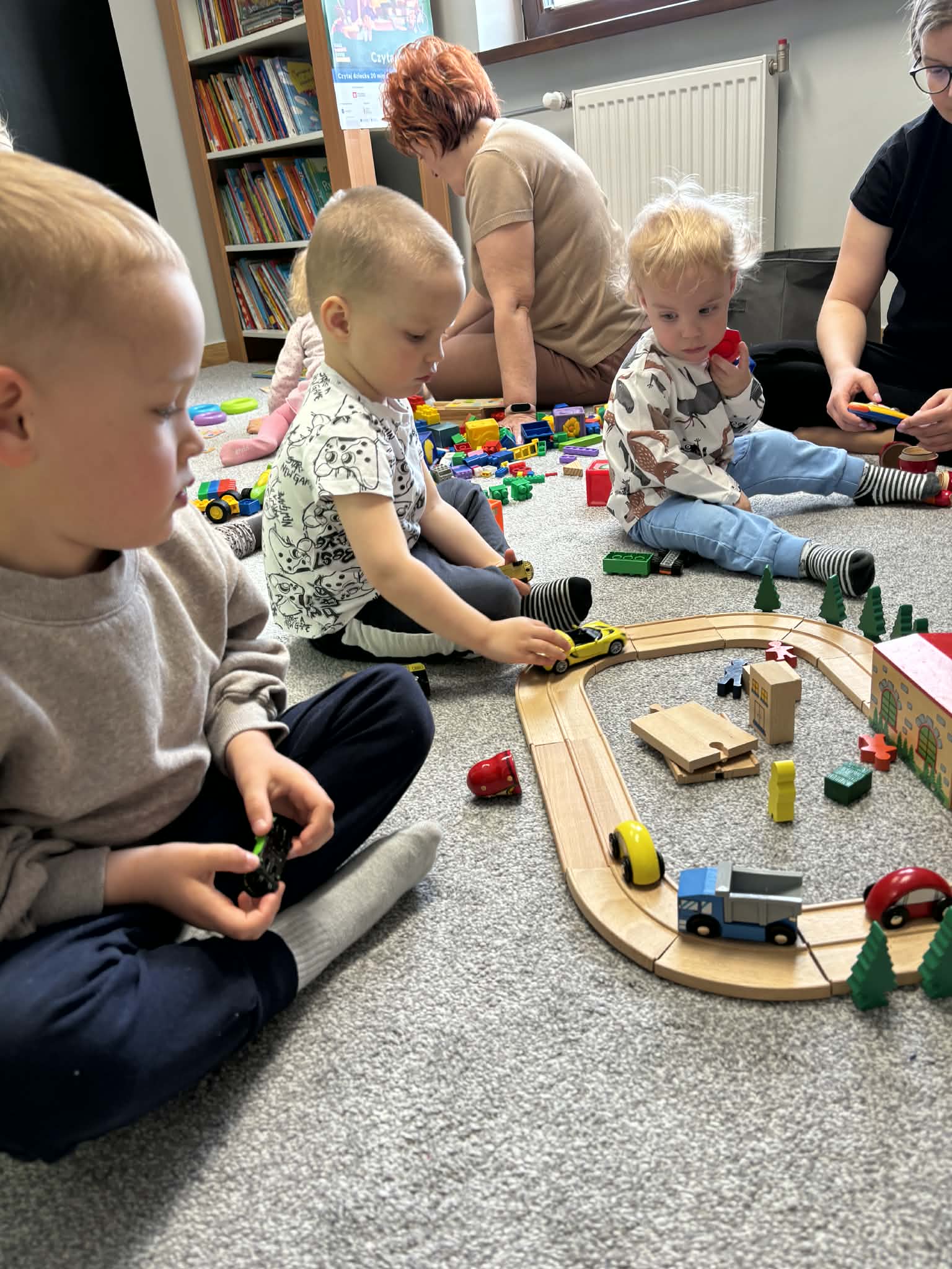 Maluch w bibliotece i parasol