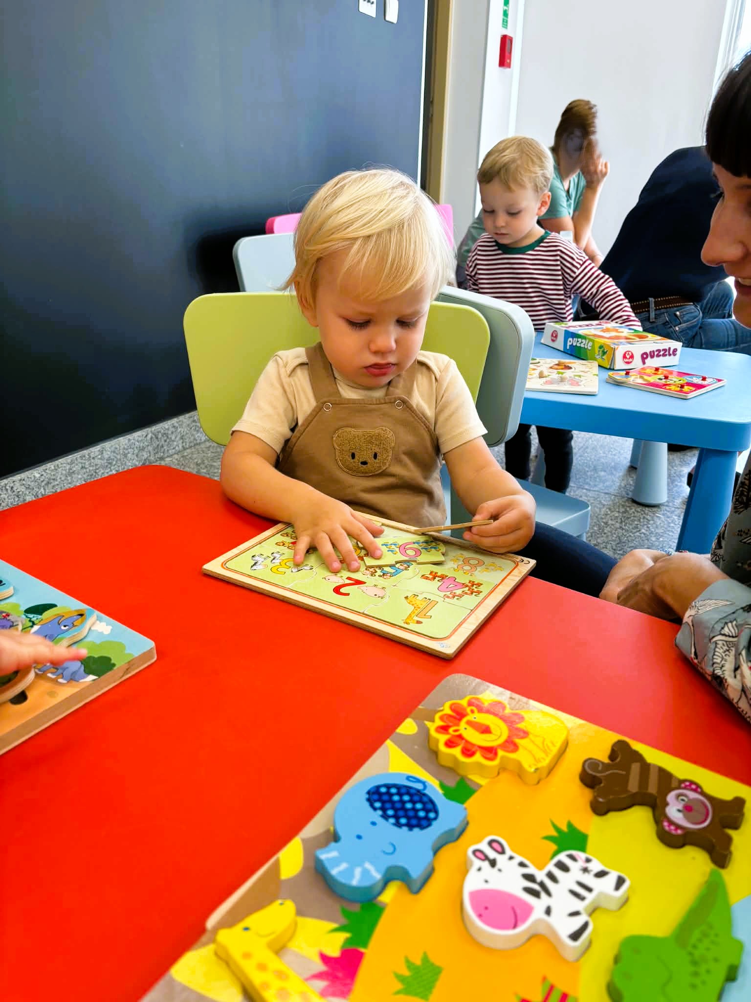 Maluch w bibliotece i grzyby